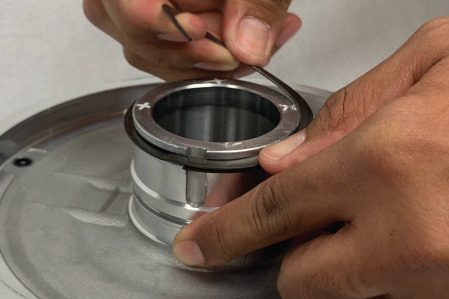 Winding a spiral retaining ring into the groove
